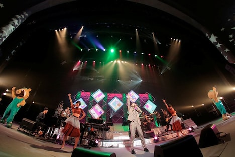 平井堅「Ken Hirai 20th Anniversary Live Tour 2015」沖縄・沖縄コンベンションセンター公演の様子。（撮影：田中栄治）