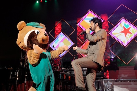 平井堅「Ken Hirai 20th Anniversary Live Tour 2015」沖縄・沖縄コンベンションセンター公演の様子。（撮影：田中栄治）