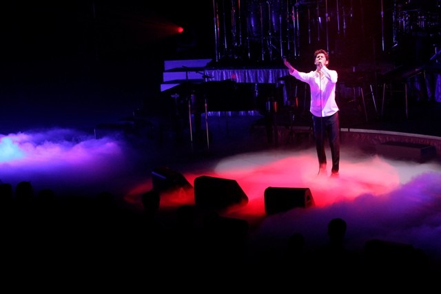 平井堅「Ken Hirai 20th Anniversary Live Tour 2015」沖縄・沖縄コンベンションセンター公演の様子。（撮影：田中栄治）