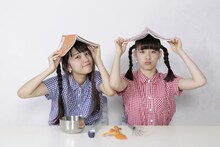 生ハムと焼うどん。左から西井万理那、東理紗。