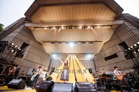 大塚愛「ai otsuka LIVE BOX 2015 ～TRiCKY BORNBON～」DISC 2に収録される「LOVE IS BORN ～12th Anniversary 2015～」のワンシーン。