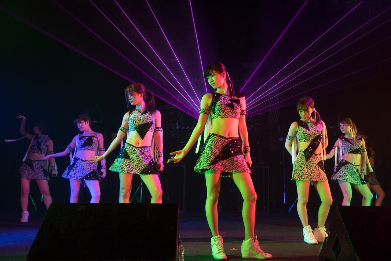 アップアップガールズ（仮）「ライブハウスツアー2015 ハイスパート RAVE FESTIVAL」の様子。（写真提供：アップフロントクリエイト）
