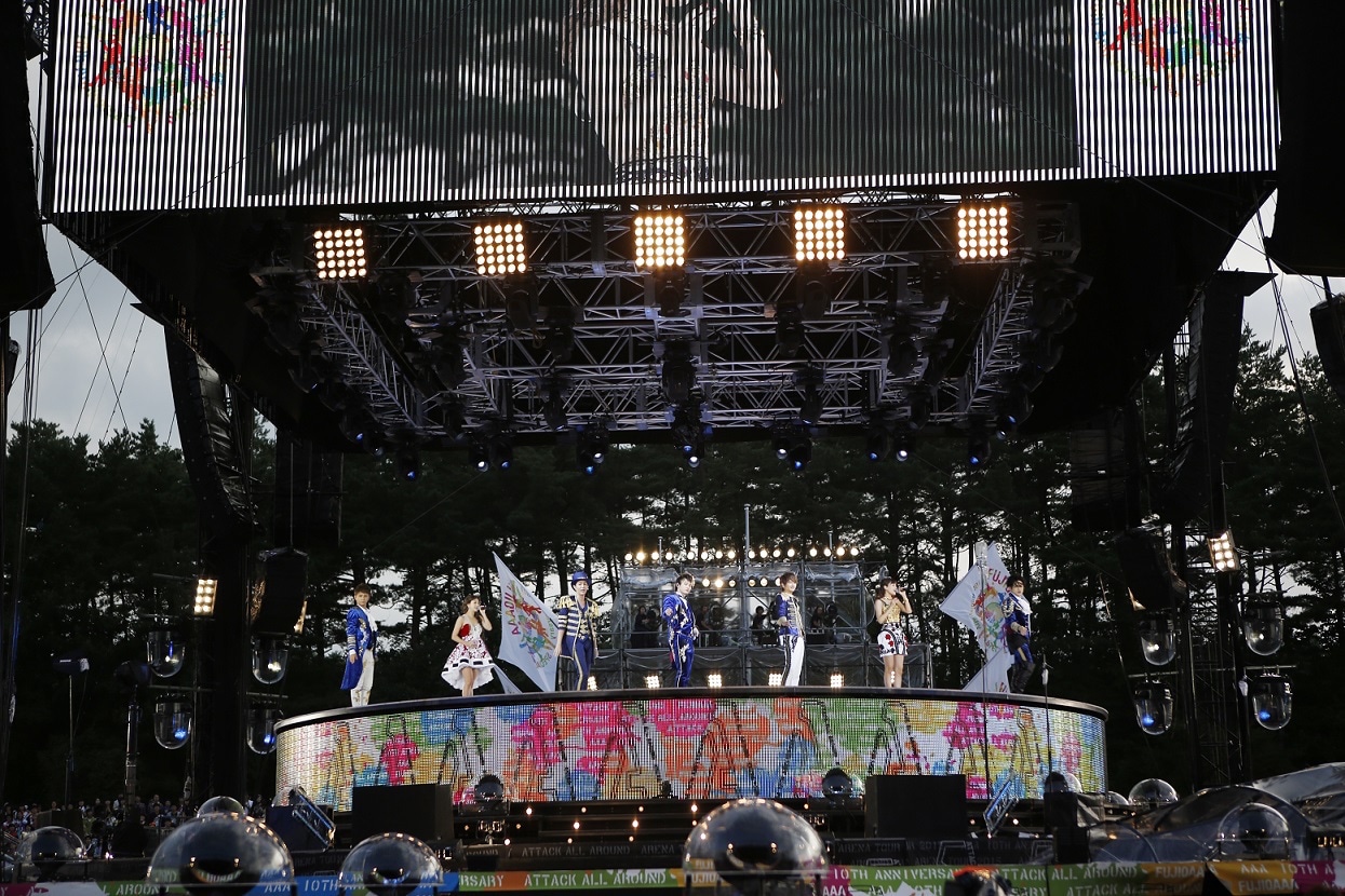 「AAA 10th Anniversary SPECIAL 野外LIVE in 富士急ハイランド」の様子。（写真提供：avex music creative）