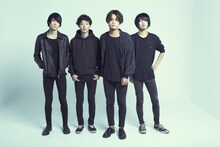 DATS。左から伊原卓哉（B）、大井一彌（Dr）、杉本亘（Vo, G）、早川知輝（G）。