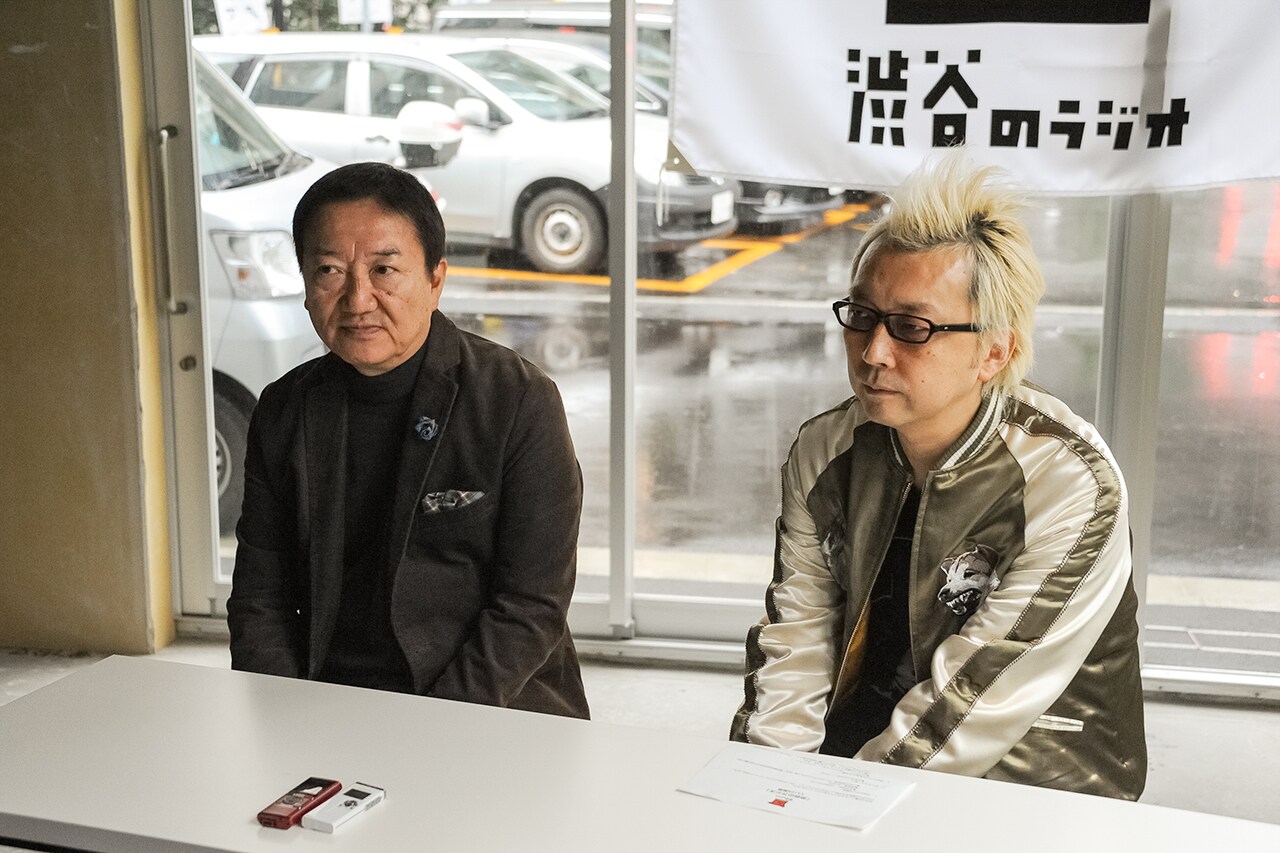 「渋谷のラジオ」開局時の取材の様子。