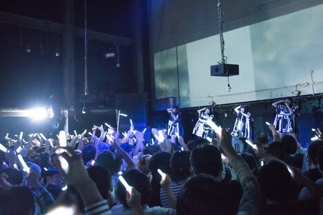 Maison book girlワンマンライブ「solitude hotel 1F」の様子。(写真提供:ekoms)