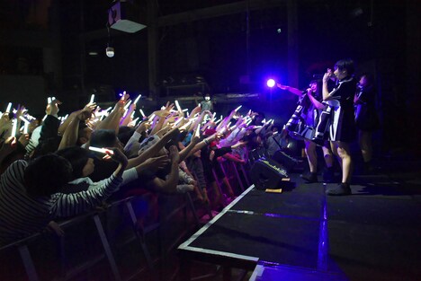 Maison book girlワンマンライブ「solitude hotel 1F」の様子。(写真提供:ekoms)