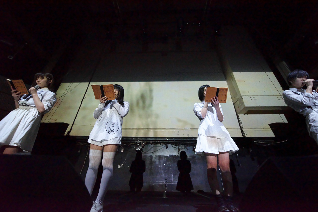 Maison book girlワンマンライブ「solitude hotel 1F」の様子。（写真提供：ekoms）