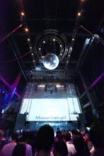 Maison book girlワンマンライブ「solitude hotel 1F」の様子。（写真提供：ekoms）