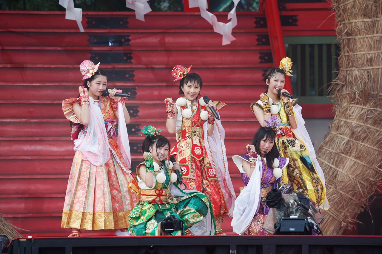 ももいろクローバーZ「ももいろクローバーZ 桃神祭2015 エコパスタジアム大会～遠州大騒儀～」の様子。（Photo by HAJIME KAMIIISAKA+Z）