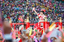 ももいろクローバーZ「ももいろクローバーZ 桃神祭2015 エコパスタジアム大会～遠州大騒儀～」の様子。（Photo by HAJIME KAMIIISAKA+Z）