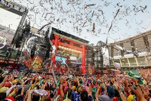 ももいろクローバーZ「ももいろクローバーZ 桃神祭2015 エコパスタジアム大会～遠州大騒儀～」の様子。（Photo by HAJIME KAMIIISAKA+Z）