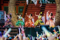 ももいろクローバーZ「ももいろクローバーZ 桃神祭2015 エコパスタジアム大会～遠州大騒儀～」の様子。（Photo by HAJIME KAMIIISAKA+Z）