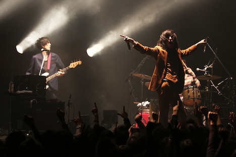 ドレスコーズのライブの模様。（提供：キングレコード）