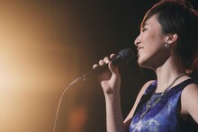 「Nao Yoshioka Rising Japan Tour 2015 -Living Our Dreams」東京・イイノホール公演の様子。 （Photo by Tsuneo Koga）