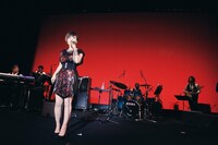 「Nao Yoshioka Rising Japan Tour 2015 -Living Our Dreams」東京・イイノホール公演の様子。 （Photo by Tsuneo Koga）
