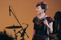 「Nao Yoshioka Rising Japan Tour 2015 -Living Our Dreams」東京・イイノホール公演の様子。 （Photo by Tsuneo Koga）