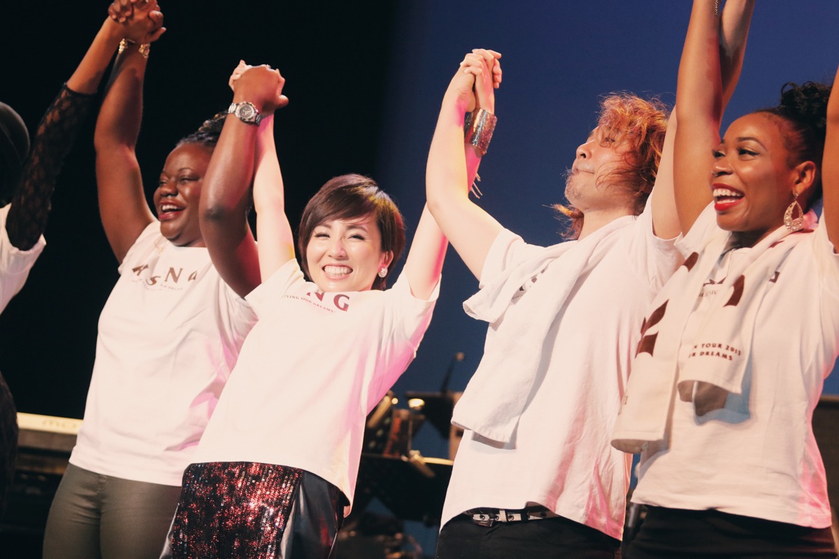 「Nao Yoshioka Rising Japan Tour 2015 -Living Our Dreams」東京・イイノホール公演の様子。 （Photo by Tsuneo Koga）
