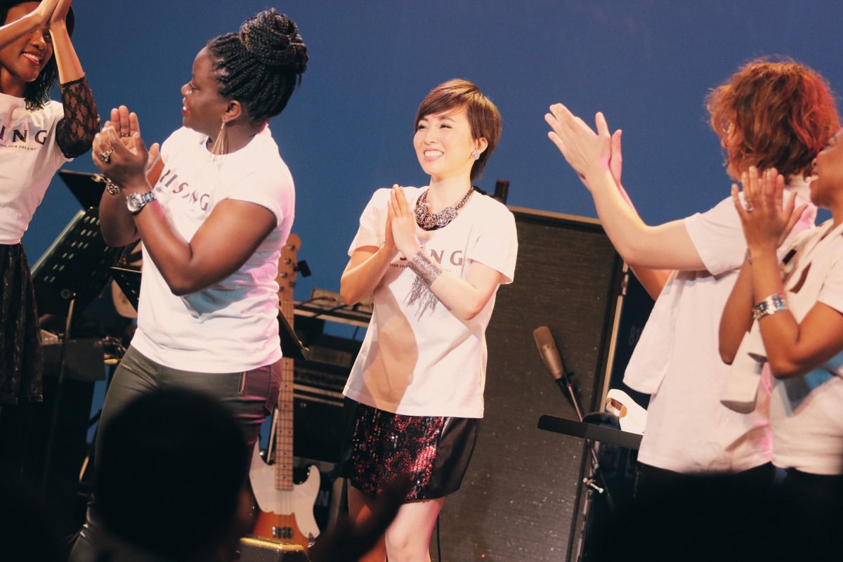「Nao Yoshioka Rising Japan Tour 2015 -Living Our Dreams」東京・イイノホール公演の様子。 （Photo by Tsuneo Koga）