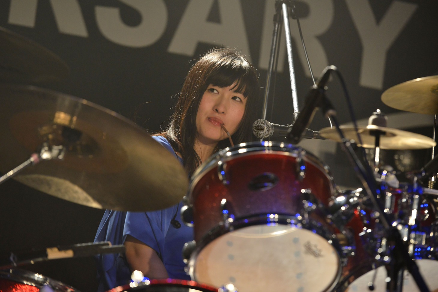 「バンホーテンココア」を飲む澤村小夜子（Dr）。（Photo by AZUSA TAKADA）