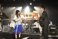 「バンホーテンココア」1年分をプレゼントされる澤村小夜子（Dr）。（Photo by AZUSA TAKADA）
