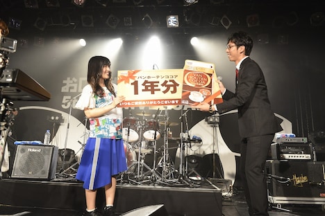 「バンホーテンココア」1年分をプレゼントされる澤村小夜子（Dr）。（Photo by AZUSA TAKADA）