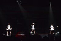 会場中央から現れたPerfume。