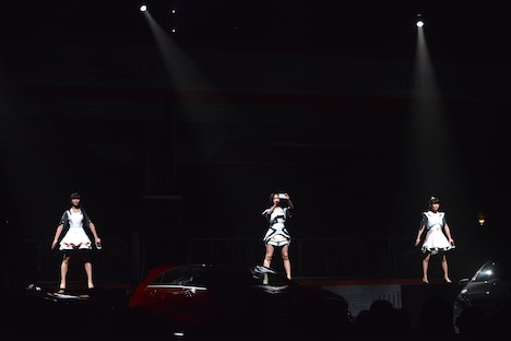 会場中央から現れたPerfume。