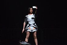 会場中央から現れ、ステージにスマホを向けるのっち。