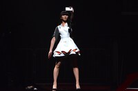 会場中央から現れ、ステージにスマホを向けるかしゆか。