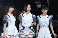 貞本デザインの衣装を着用したPerfume。