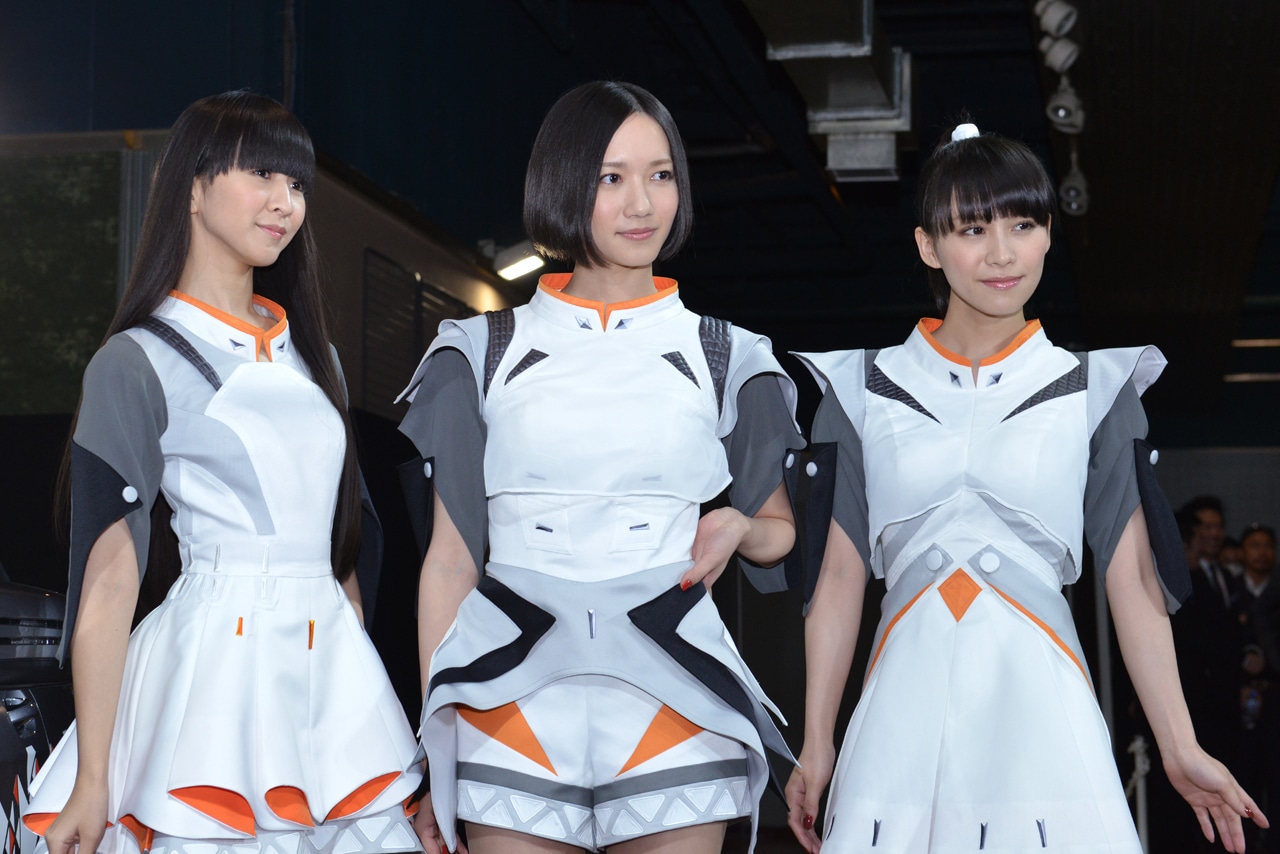 貞本デザインの衣装を着用したPerfume。