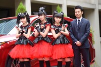 左からBABYMETAL、綾部祐二（ピース）。