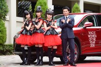 左からBABYMETAL、綾部祐二（ピース）。