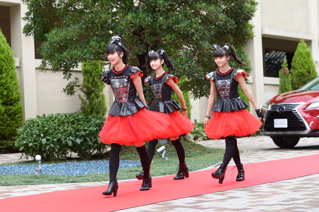 レッドカーペットを歩くBABYMETAL。