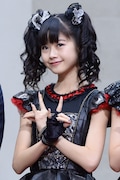 人気画像10位は「BABYMETAL、広瀬すずらと『VOGUE』授賞式に出席」より、YUIMETAL。