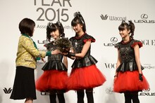 「VOGUE JAPAN」渡辺三津子編集長からトロフィーを受け取るBABYMETAL。