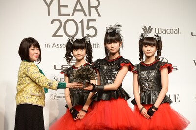 人気画像2位は「BABYMETAL、広瀬すずらと『VOGUE』授賞式に出席」より、「VOGUE JAPAN」渡辺三津子編集長からトロフィーを受け取るBABYMETAL。