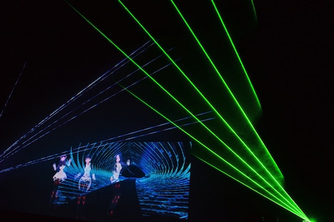 3DアニメのPerfumeによるパフォーマンス。