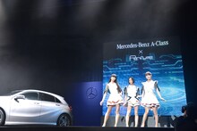 パフォーマンスのラストに「新型Aクラス」から現れたPerfume。