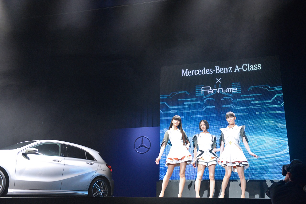 パフォーマンスのラストに「新型Aクラス」から現れたPerfume。