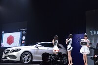 iPhone用カメラアプリ「Next Stage with YOU」を体験するPerfume。