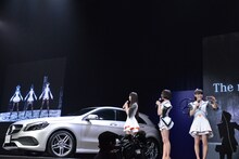 iPhone用カメラアプリ「Next Stage with YOU」を体験するPerfume。