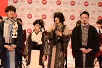 川谷絵音のぱいぱいでか美トークをさえぎるほな・いこか（右から2番目）。