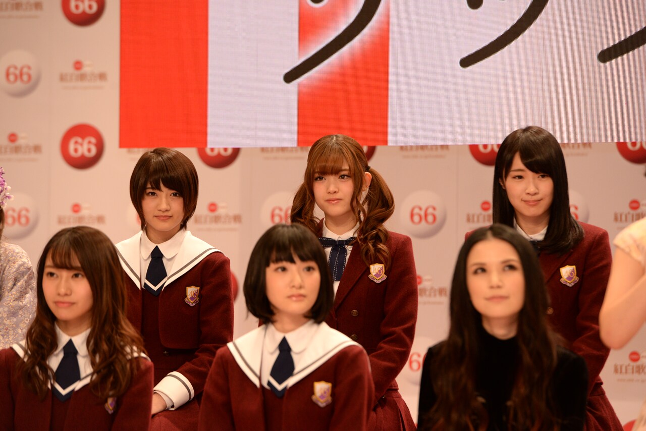 乃木坂46。後列左から齋藤飛鳥、伊藤万理華、井上小百合。 [画像