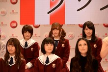 乃木坂46。後列左から若月佑美、松村沙友理、高山一実。