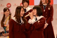 思わず感極まる乃木坂46の生駒里奈（右）。