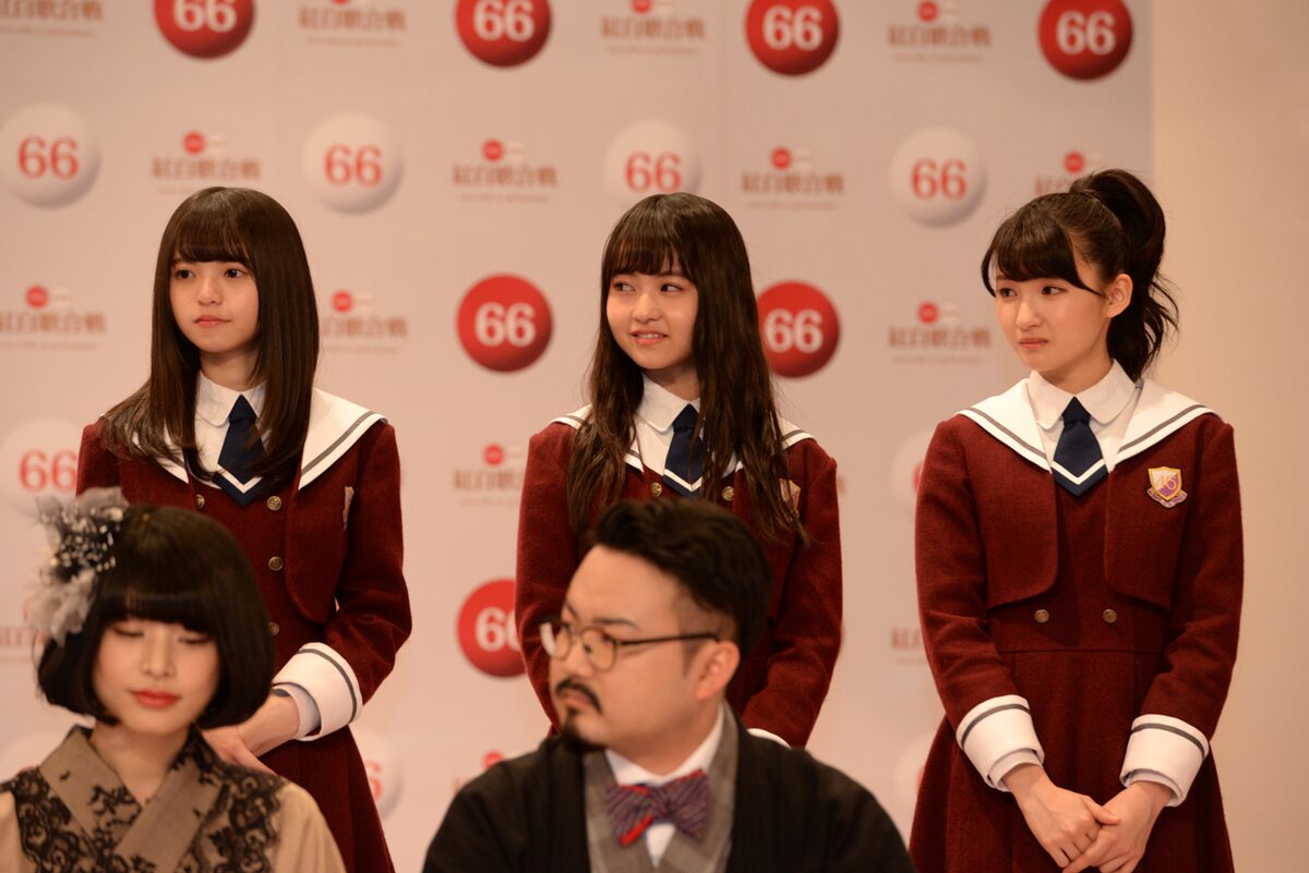 乃木坂46。後列左から齋藤飛鳥、伊藤万理華、井上小百合。 [画像 