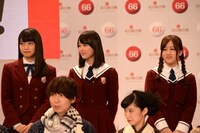乃木坂46。後列左から深川麻衣、生田絵梨花、星野みなみ。