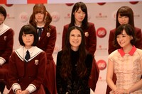 手前左から生駒里奈（乃木坂46）、Superfly、大原櫻子。